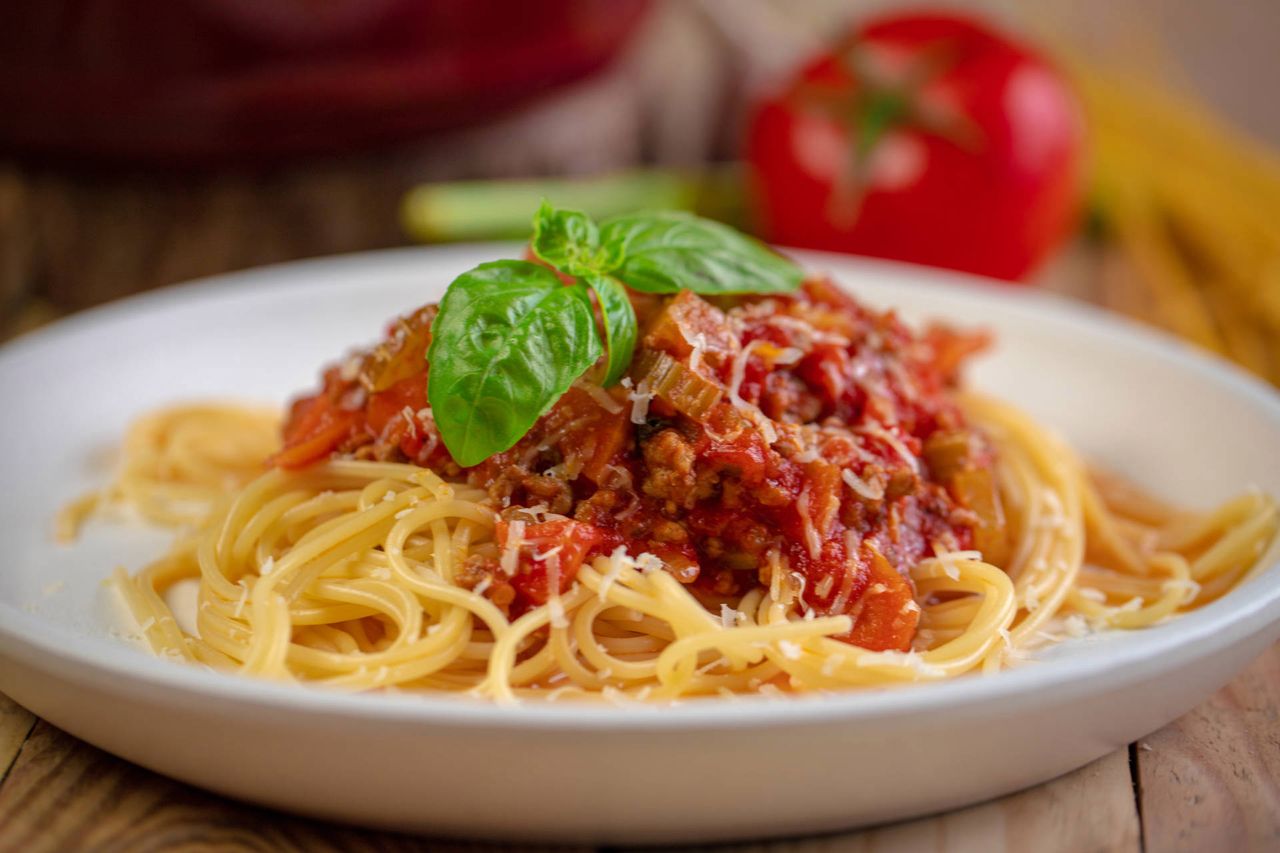 Spaghetti w sosie bolognese z mięsem mielonym krok po kroku