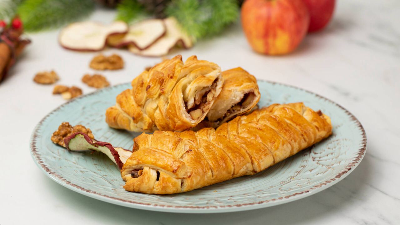 Świąteczny strudel z jabłkami, orzechami i cynamonem