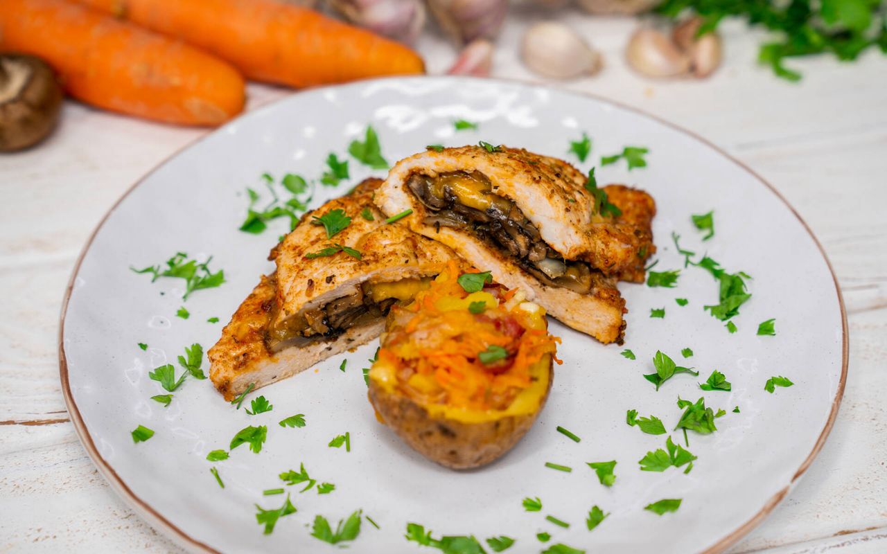 Roladki z kurczaka z nadzieniem serowo-pieczarkowym. Szybki przepis na pyszny obiad
