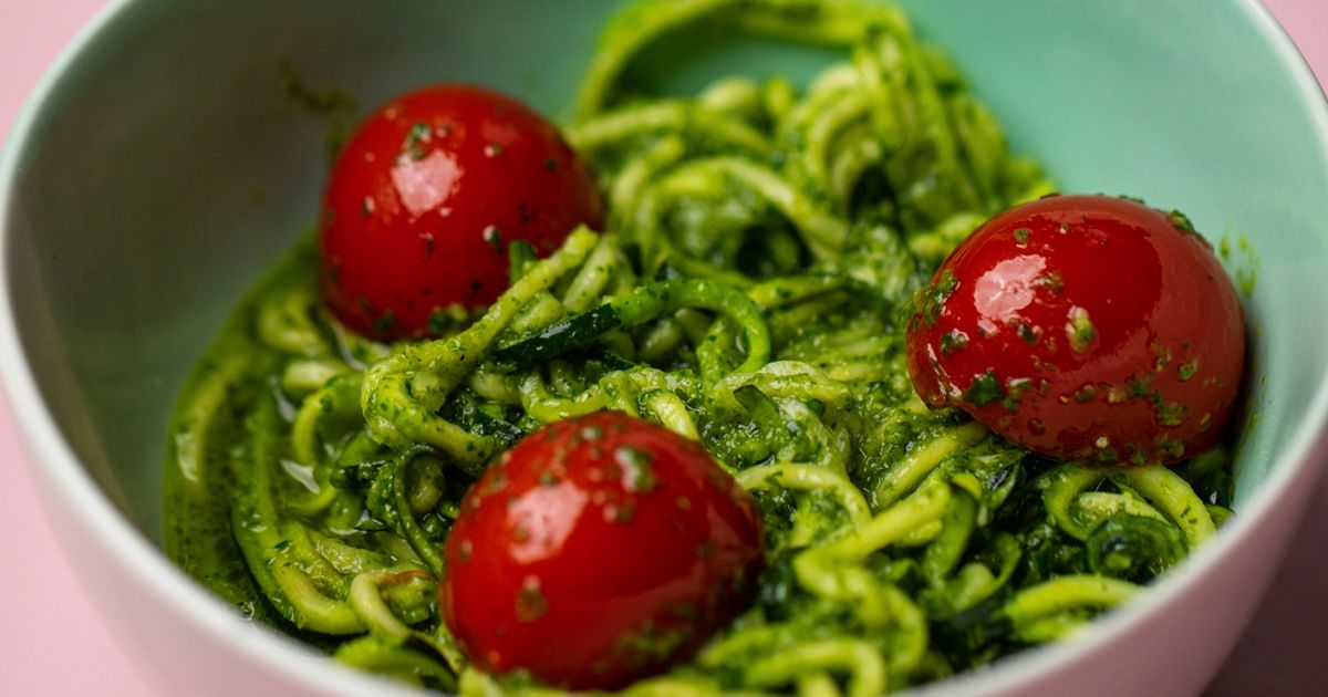 Makaron z cukinii z zielonym pesto