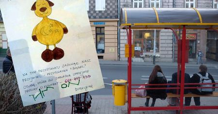 Mały Tymek szuka swojego przyjaciela. Zgubił go na przystanku