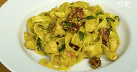 Makaronowe wstążki z kurczakiem w sosie curry