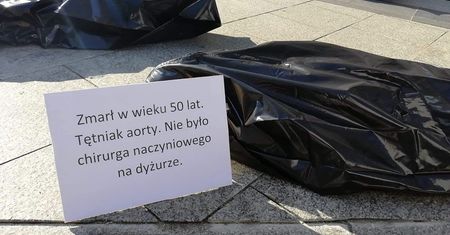 "Polska to chory kraj". Dająca do myślenia akcja pod Ministerstwem Zdrowia