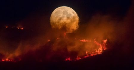 Pożar trawi ogromne tereny pod Manchesterem. Zdjęcia jak z piekła
