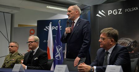 Ale awans! Sprzedawał rybki akwariowe, został prezesem fabryki materiałów wybuchowych