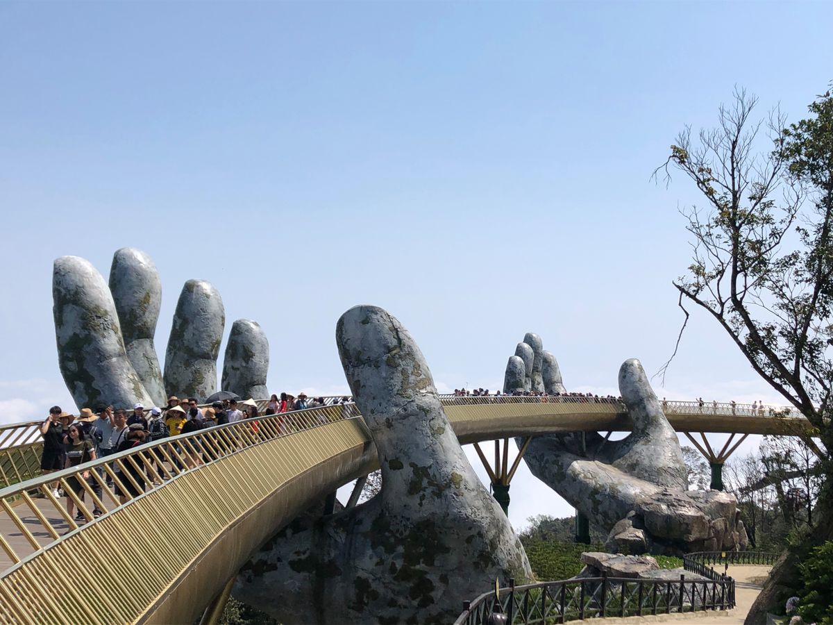 "Golden Bridge" w Wietnamie. Dzieło sztuki w olbrzymim parku rozrywki