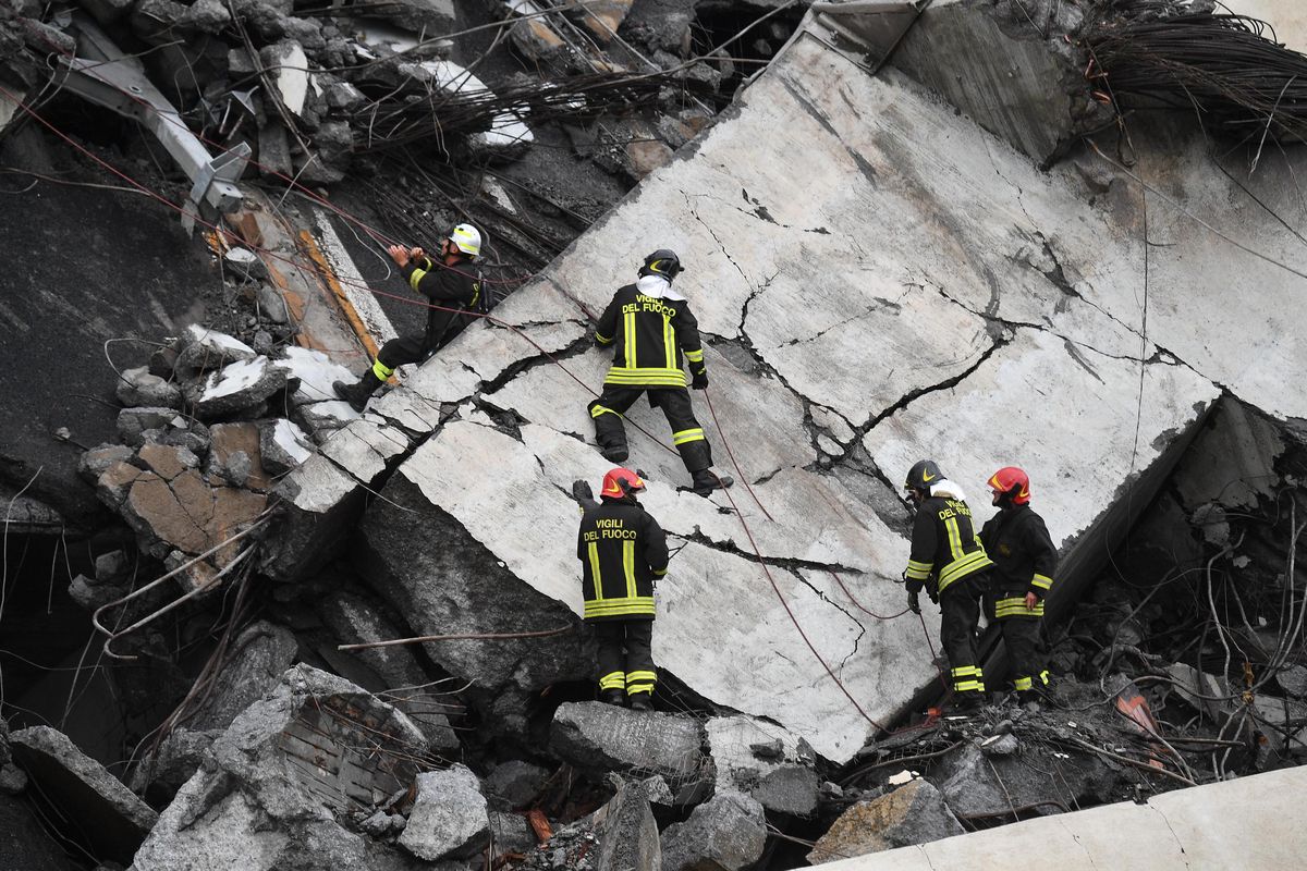 Katastrofa w Genui. Pozostała część wiaduktu może runąć. Służby wciąż szukają ludzi pod gruzami