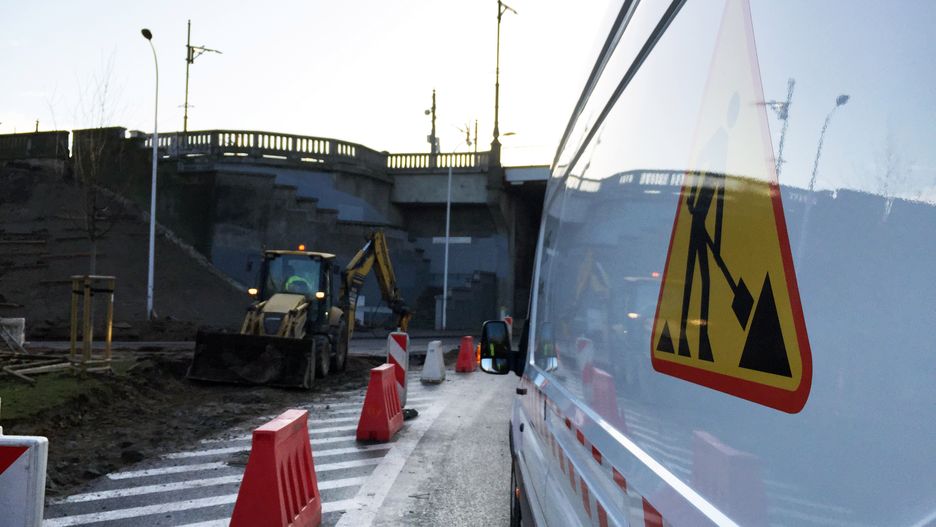 Warszawa. Prace remontowe przy wjeździe na most Poniatowskiego
