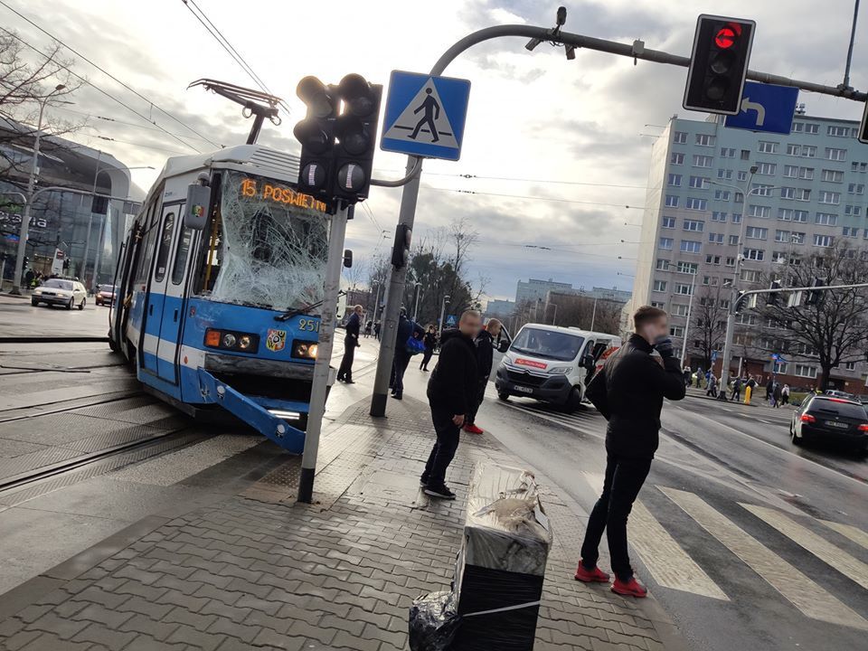 Wrocław: wypadek na Borowskiej - tramwaj zderzył się z busem