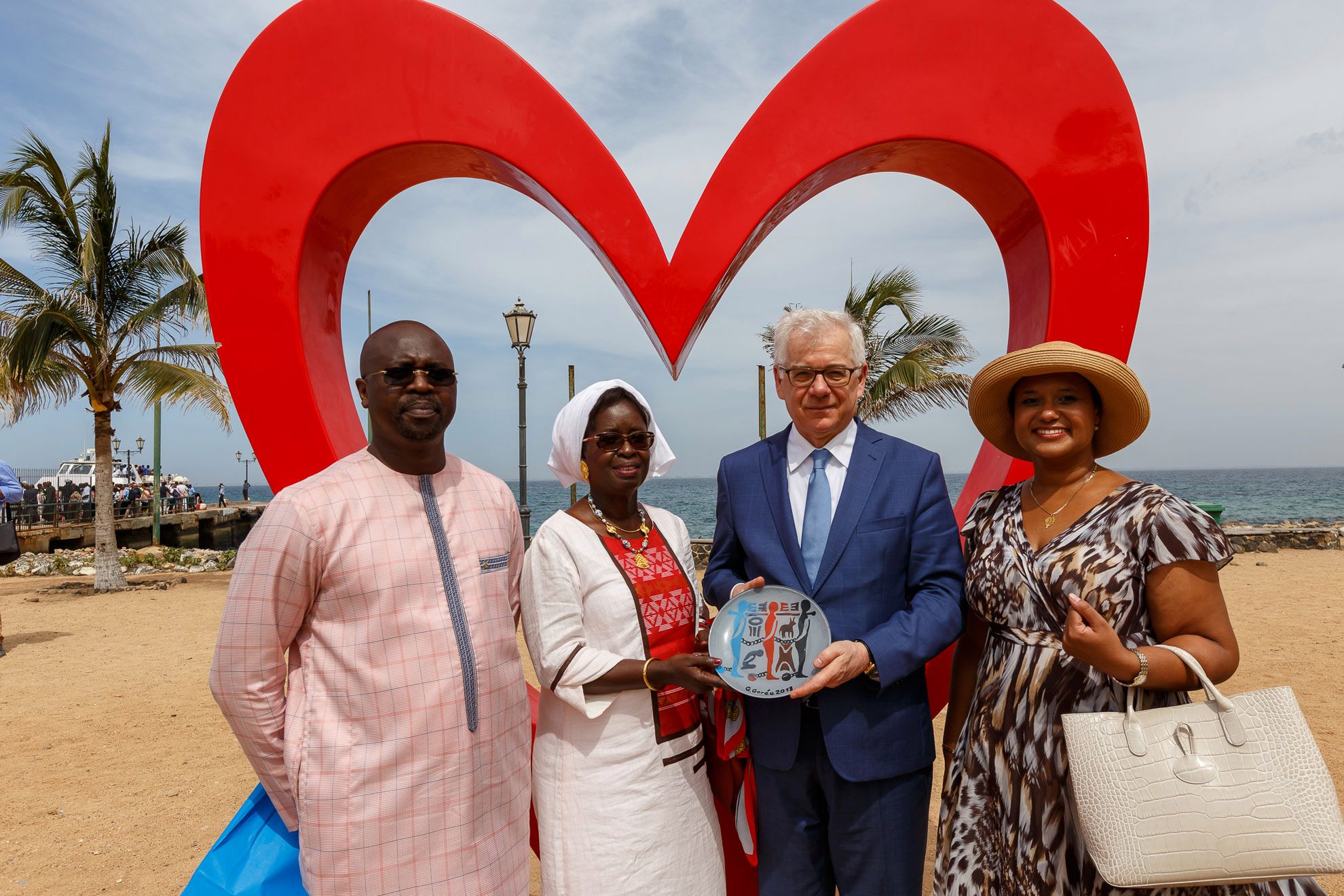 Szef MSZ Jacek Czaputowicz otworzył ambasadę Polski w Senegalu. Na zdjęciu podczas spotkania na wyspie Gorée, na której był największy handel niewolnikami w Afryce.