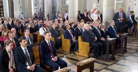 "Kolana kobiet powinny się stykać". Księża uczą, jak siedzieć w trakcie mszy