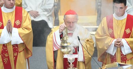 Kazimierz Nycz zaprasza na mszę. Joanna Senyszyn proponuje kwarantannę