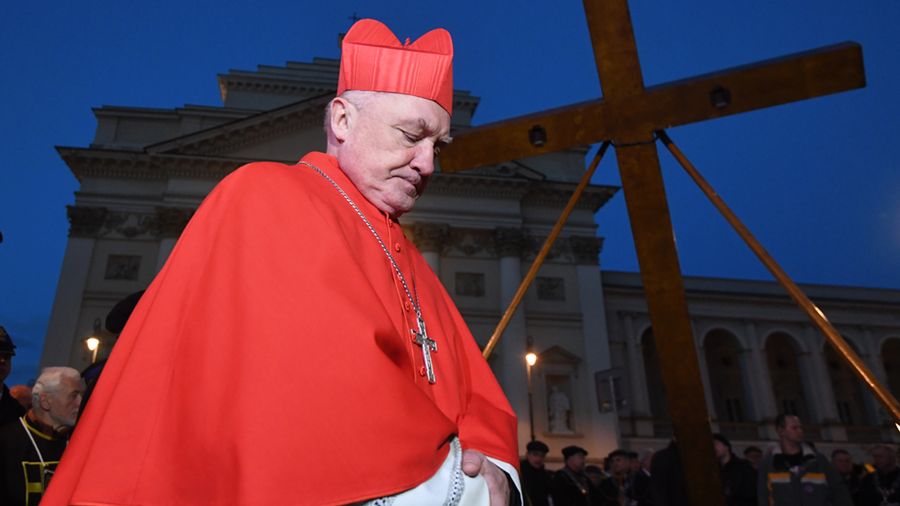 Kard. Kazimierz Nycz podczas Drogi Krzyżowej w stolicy 