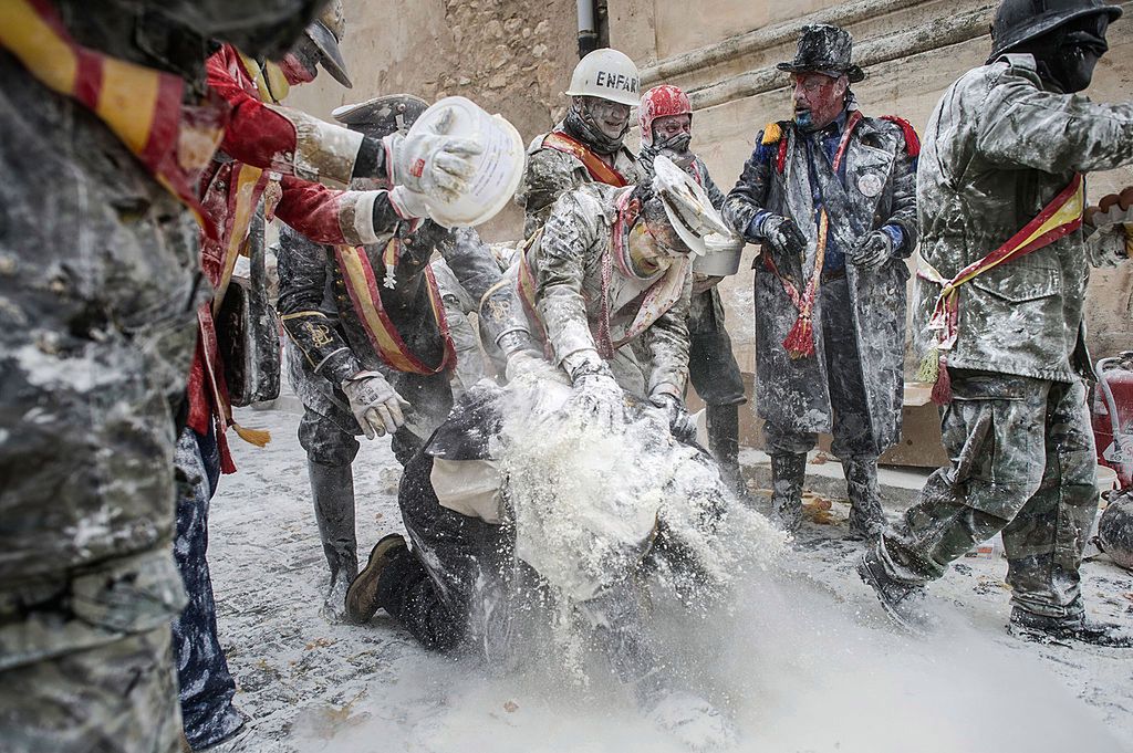 Jajka zamiast pistoletów. Tak walczą Hiszpanie