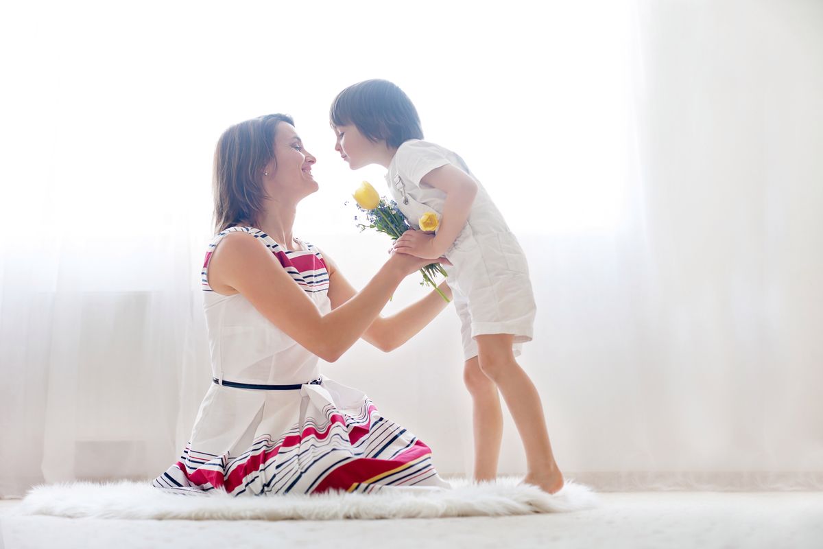 Dzień Matki – zabawne życzenia oraz wierszyki. Zapoznaj się z naszą listą życzeń na Dzień Matki gotowych do wysłania na kartce lub w formie wiadomości SMS