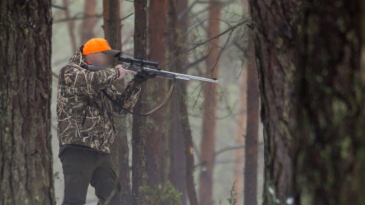 51-letni myśliwy zmarł w szpitalu na Dolnym Śląsku po tym, jak inny uczestnik polowania niechcący postrzelił go w głowę.