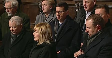 Morawiecki u boku prezesa na miesięcznicy. Posypały się komentarze