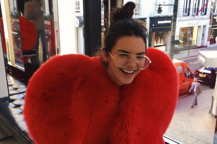 Kendall Jenner też walczy z trądzikiem na plecach. Jej dermatolog radzi, jak się go pozbyć