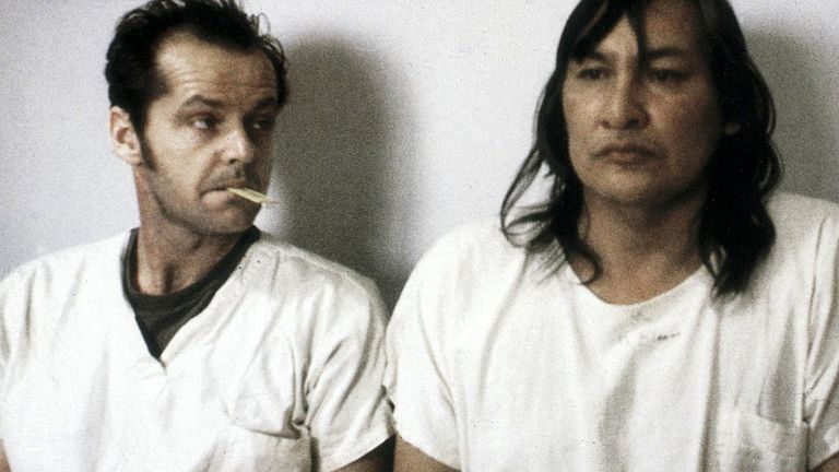 Kadr z filmu, Jack Nicholson jako Randle Patrick McMurphy i Will Sampson jako Wódz Bromden.