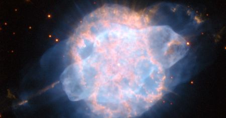 Teleskop Hubble'a zaobserwował "oko kosmosu". Naukowcy sądzą, że mgławica umiera