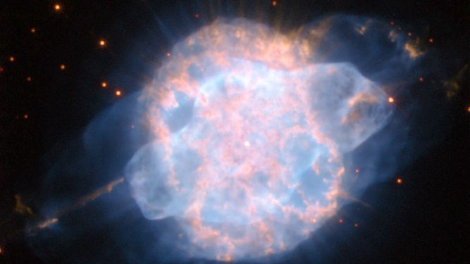 NGC 3918 znajduje się około 4900 lat świetlnych od Ziemi