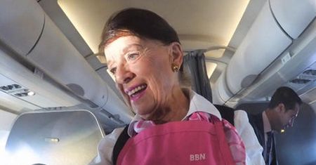 Babcia w przestworzach. Po 60 latach pracy jako stewardessa o ludziach może powiedzieć jedno