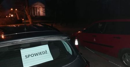 Koronawirus w Polsce. Ksiądz spowiada w mobilnym konfesjonale. "Odległość jest zachowana"