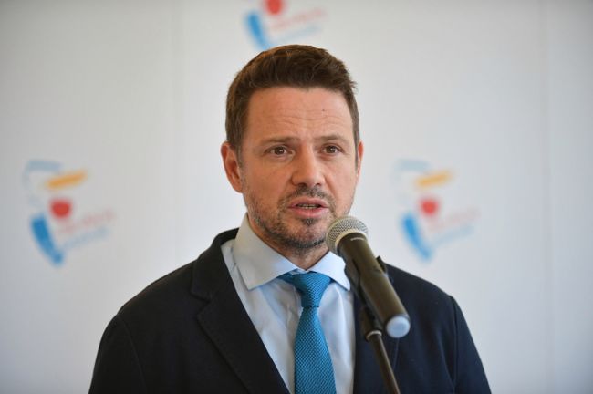 Warszawa szacuje straty w dochodach na 2 mld zł. Prezydent Rafał Trzaskowski polecił zamrozić plany inwestycyjne.