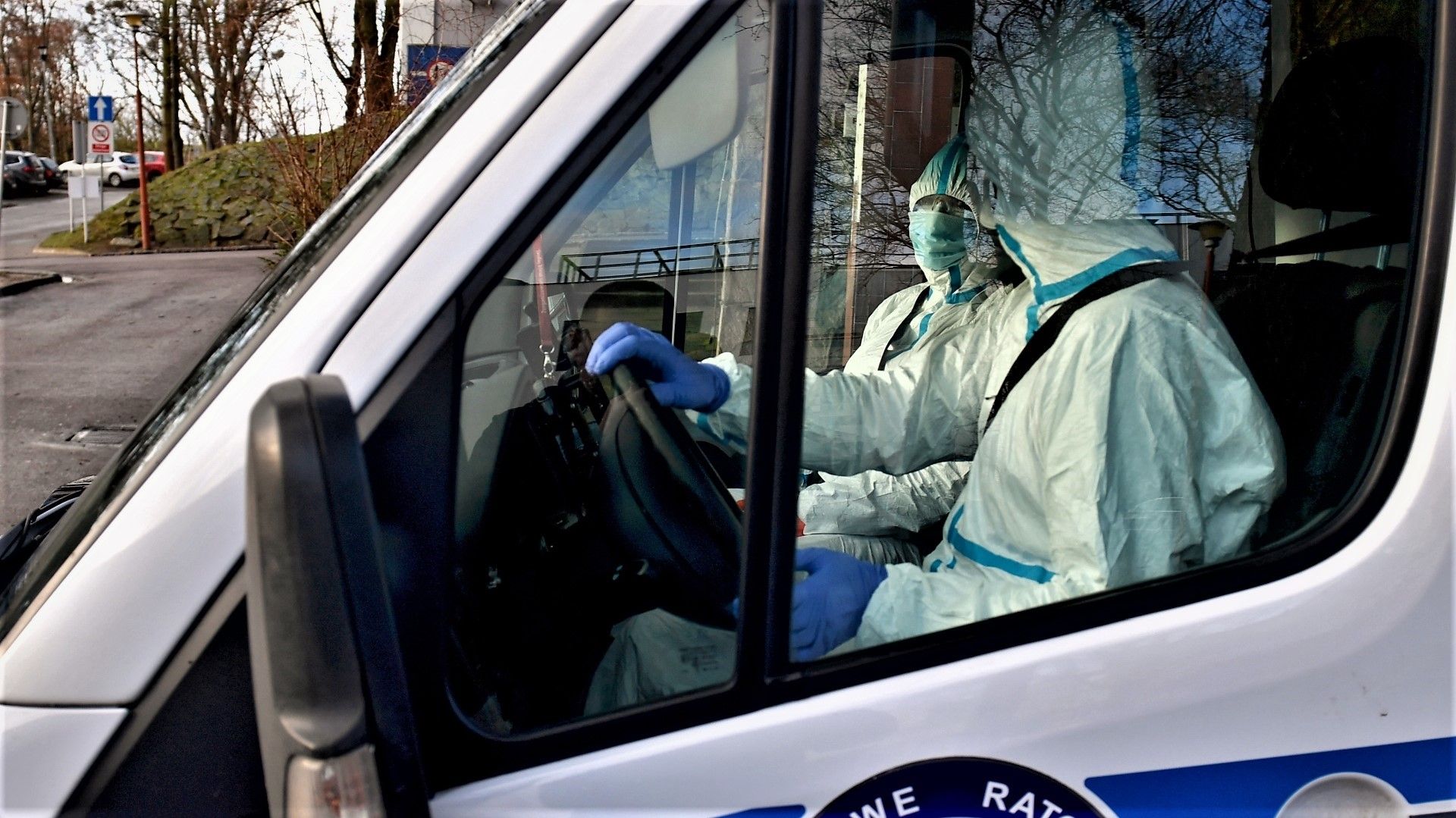 Część lekarzy może liczyć na stroje ochronne. Salowe i sanitariusze nie mają szans