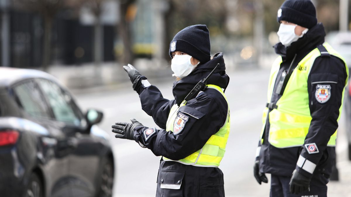 Koronawirus w Polsce. Policjanci z Warszawy podczas służby w trakcie pandemii
