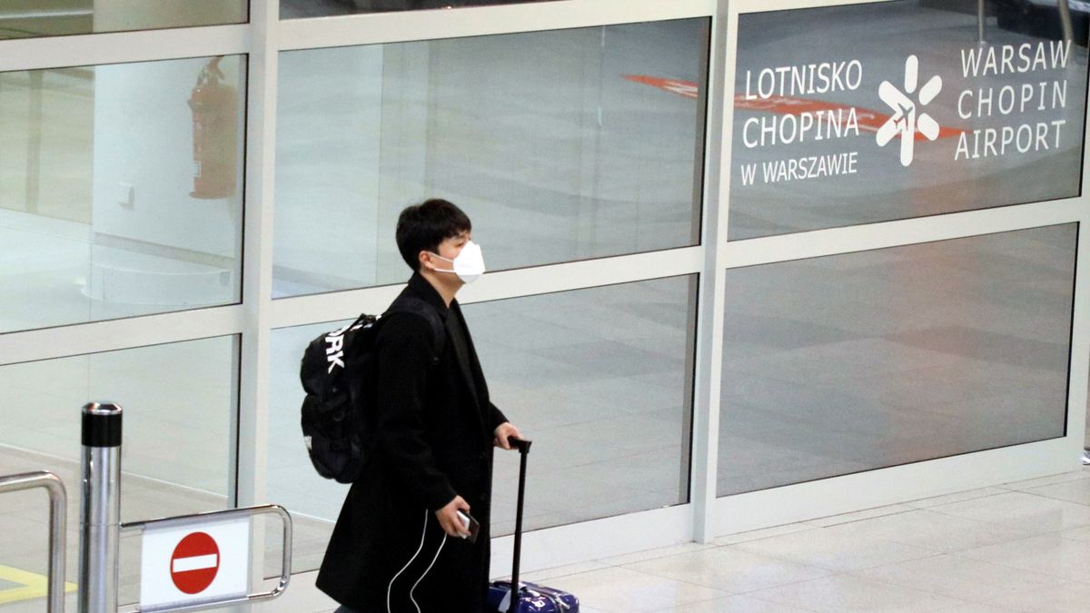 Pasazerowie z Chin na warszawskim lotnisku Okecie.