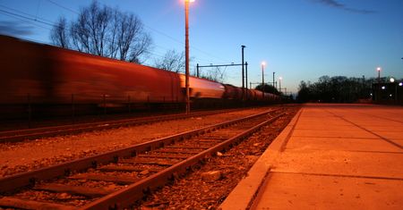 Położył się na torach i czekał na pociąg. Teraz mieszkaniec Wrocławia dziękuje