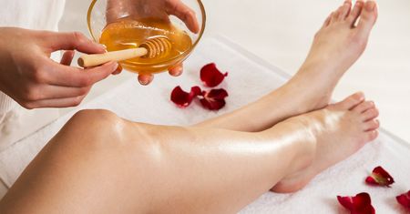 Skuteczna depilacja bez tajemnic – wosk, olejek łagodzący, lotion znieczulający