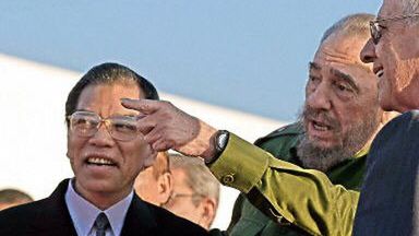 Fidel Castro pokazuje wspólną drogę Manhowi