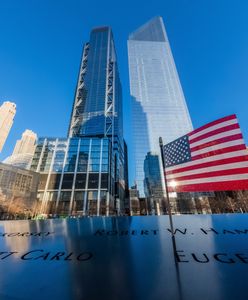 Zamach z 11 września 2001 na World Trade Center. Lech Wałęsa wspomina wydarzenie jako "jeden z najtragiczniejszych dni w historii ludzkości"