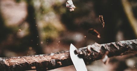 Niefortunny wypadek w lubelskim. Wbił sobie nóż w brzuch podczas strugania drewna