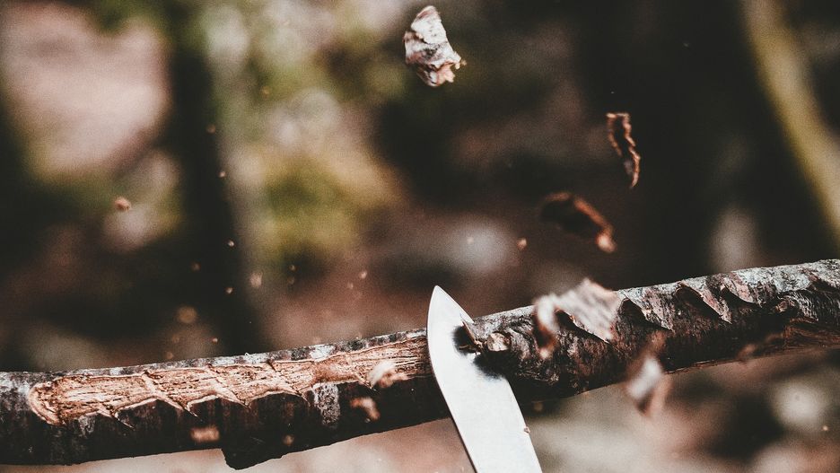 Strugał drzewo na opał i dźgnął się w brzuch