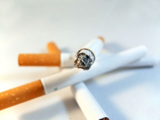 Palenie papierosów to jedna z głównych przyczyn katarakty.