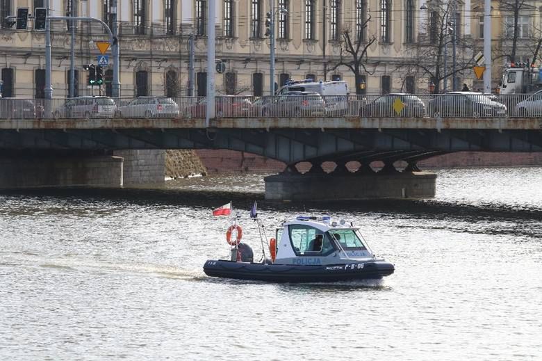 Wrocław: akcja ratunkowa. Mężczyzna skoczył do Odry