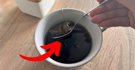 Wyciskanie torebek po herbacie może mieć fatalne skutki. Oto jak wpływa na zdrowie