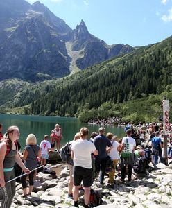 Tłumy w Tatrach. Na niektórych szlakach już tworzą się korki