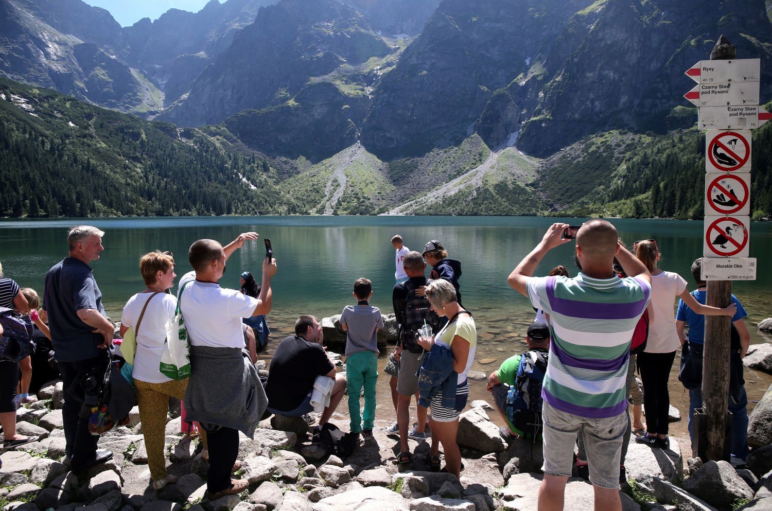 "Morskie Oko to śmietnik, a pstrągi dokarmiane są kanapkami". Turyści zachowują się w Tatrach koszmarnie