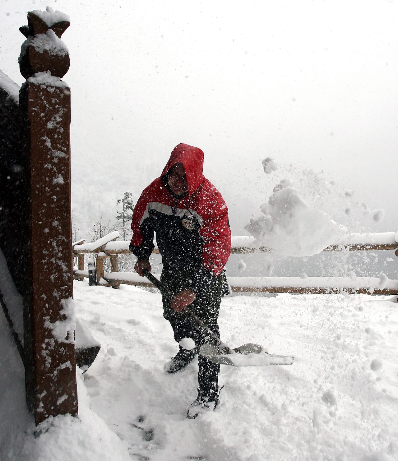 Tatry: intensywne opady śniegu i zagrożenie lawinowe. Turyści utknęli w schroniskach