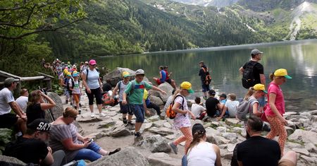 Tatry. Jeleń wśród turystów. Spacerował nad Morskim Okiem