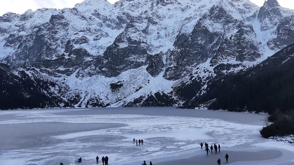Morskie Oko w Tatrach. W ubiegły weekend turyści pomimo ostrzeżeń wchodzili na zamarzniętą taflę jeziora
