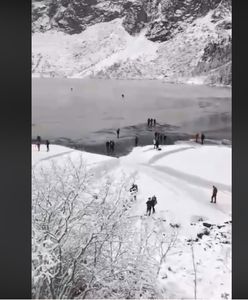 Turyści chodzą po lodzie na Morskim Oku. "Jego warstwa jest cienka"