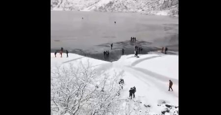 Turyści nadal wchodzą na Morskie Oko. Mężczyzna z Budapesztu przeszedł 350 m od brzegu
