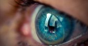Szkła kontaktowe, dzięki którym można przybliżać obraz. Wystarczy ruch oczami