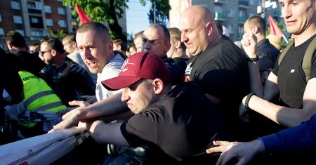 Przepychanki i race przed Teatrem Powszechnym. Protest  przeciwko "Klątwie"