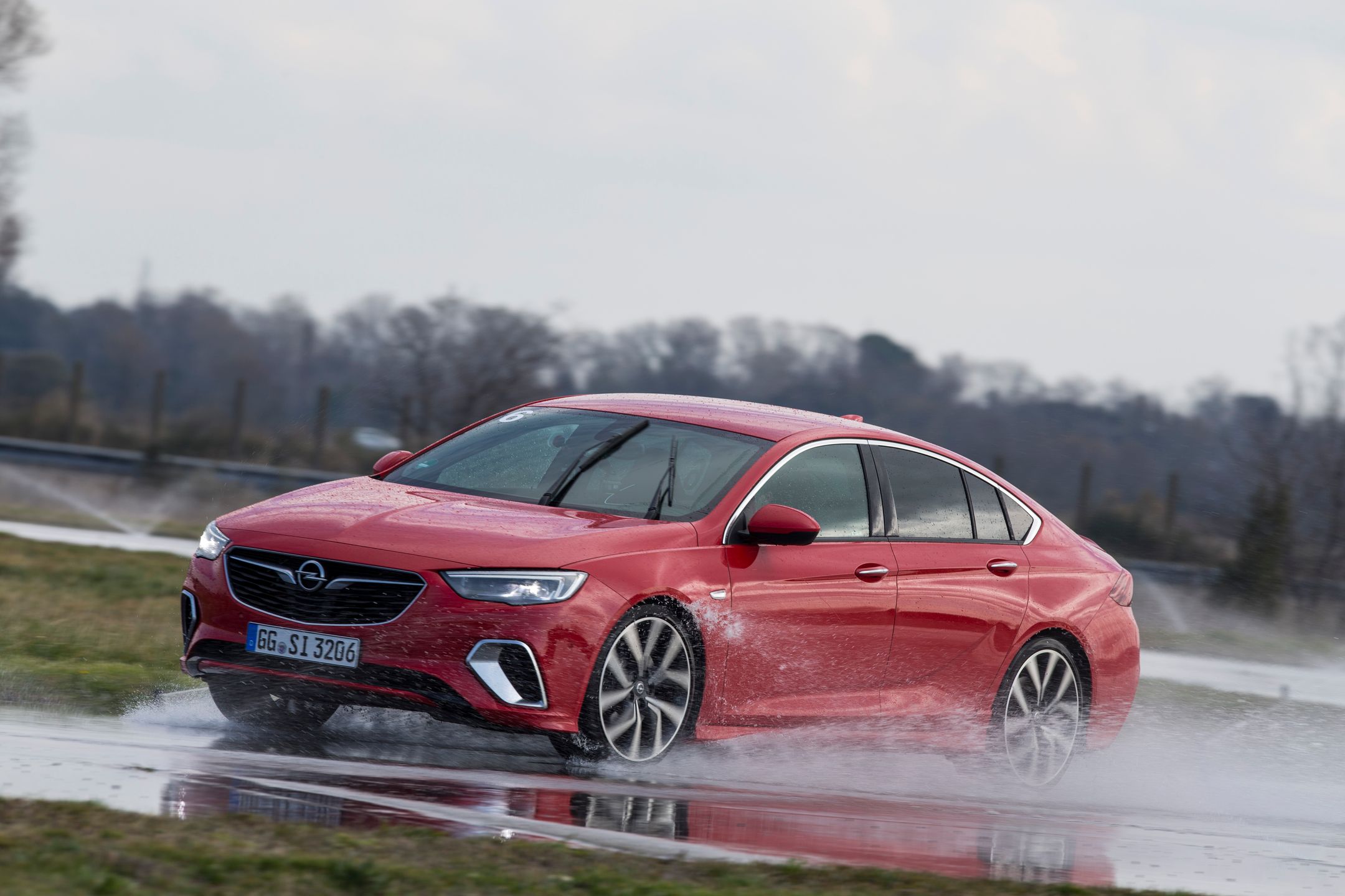 Opel Insignia GSi podczas pierwszych jazd w Prowansji. 